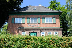 Fotos aus dem Hamburger Stadtteil Altengamme, Vierlande - Bezirk Hamburg Bergedorf. Ehem. Bahnhofsgebäude vom Bahnhof Borghorst der Hamburger Marschbahn; das 1921 errichte Empfangsgebäude steht unter Denkmalschutz.