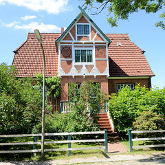 Fotos aus dem Hamburger Stadtteil Altengamme, Vierlande - Bezirk Hamburg Bergedorf. Wohnhaus mit Fachwerkgiebel am Altengammer Kirchenstegel - Wohnhaus, errichtet 1908 - Architekt E. C. Hamester.
