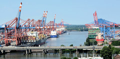 Bilder aus dem Hamburger Hafen; Blick über die Autobahn A7 zu den Container Terminals im Waltershofer Hafen.