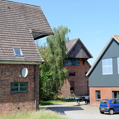 Fotos aus dem Hamburger Stadtteil Altengamme, Vierlande - Bezirk Hamburg Bergedorf. Scheune / Landwirtschaftsgebäude  mit vorspringendem Giebel / Dachluke.