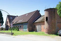 Fotos aus dem Hamburger Stadtteil Altengamme, Vierlande - Bezirk Hamburg Bergedorf. Wohn- und Landwirtschaftgebäude / Scheunen  mit Silo am Horster Damm.