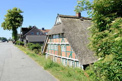 Fotos aus dem Hamburger Stadtteil Altengamme, Vierlande - Bezirk Hamburg Bergedorf. Historische Kate am Altengammer Elbdeich, errichtet um 1700 - das Gebäude steht unter Denkmalschutz.