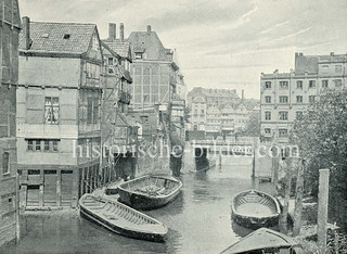 Alte Fotografie vom Bleichenfleet in der Hamburger Neustadt - Blick Richtung Stadthaus, re. die Fuhlentwiete - leere Schuten liegen am Ufer des Fleths.