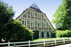 Fotos aus dem Hamburger Stadtteil Altengamme, Vierlande - Bezirk Hamburg Bergedorf. Unter Denkmalschutz stehendes Hufnerhaus am Horster Damm, errichtet um 1800.