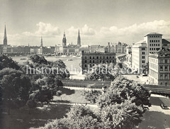 Alte Luftansicht der Hamburger Binnenalster - Blick über die Bahngleise in den Neuen Jungfernstieg und zum Jungfernstieg, ca. 1936.