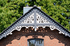 Fotos aus dem Hamburger Stadtteil Altengamme, Vierlande - Bezirk Hamburg Bergedorf. Holzgiebel - geschnitzter Ziergiebel eines Altengammer Wohnhauses.