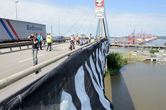 Klimaaktivist*innen von Extinction Rebellion haben am 17.06.2020 die Hamburger Köhlbrandbrücke besetzt.