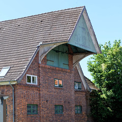 Fotos aus dem Hamburger Stadtteil Altengamme, Vierlande - Bezirk Hamburg Bergedorf. Scheune / Landwirtschaftsgebäude  mit vorspringendem Giebel / Dachluke.