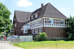 Fotos aus dem Hamburger Stadtteil Altengamme, Vierlande - Bezirk Hamburg Bergedorf. Schulgebäude der Schule Altengamme Deich, errichtet 1913 / 29, Architekt Hugo Groothoff.