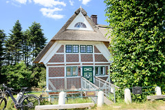 Fotos aus dem Hamburger Stadtteil Altengamme, Vierlande - Bezirk Hamburg Bergedorf.  Wohnwirtschaftsgebäude am Altengammer Hauptdeich - das unter Denkmalschutz stehende mit Reet gedeckte Gebäude wurde 1715 errichtet.