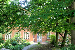 Fotos aus dem Hamburger Stadtteil Altengamme, Vierlande - Bezirk Hamburg Bergedorf; alte Horster Schule, jetzt als Wohngebäude genutzt.