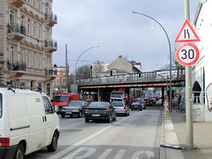 Straßenverkehr in der Hamburger Stresemannstraße - Hamburg Altona-Nord. Blick zur Kreuzung Max-Brauer-Allee und der Sternbrücke (2002).