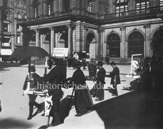 Alte Fotografie vom Hamburger Adolphsplatz - Andenkenhändler stehen vor dem Gebäude der Börse und verkaufen u. a. Bromsilber-Karten / Ansichtskarten.