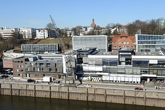 Blick über den Altonaer Hafen auf den Elbberg zur Rainvilleterrasse. Moderne Bürogebäude am Altonaer Kai und der Grossen Elbstrasse - historischer Hafenkran. Im Hintergrund links die ehem. Seefahrtschule und Wohnhäuser mit Elbblick an der Rainvillete