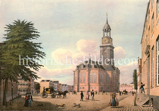 Historisches Motiv der Hamburger St. Michaeliskirche  - Blick vom Krayenkamp auf das Kirchenschiff + Kirchturm; Hunde spielen auf dem Platz, über die eine Pferdekutsche fährt.