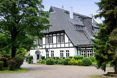 Aumühle ist eine Gemeinde im Kreis Herzogtum Lauenburg in Schleswig-Holstein und gehört zur Metropolregion Hamburg; Restaurant am Mühlenteich.