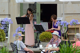 Sommerliche Kaffehausmusik mit dem Leipziger Esplanaden-Duo vor dem Schloß in Ludwigslust.