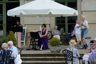 Sommerliche Kaffehausmusik mit dem Leipziger Esplanaden-Duo vor dem Schloß in Ludwigslust.