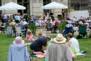 Sommerliche Kaffehausmusik mit dem Leipziger Esplanaden-Duo vor dem Schloß in Ludwigslust.