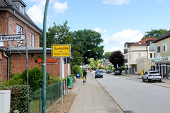 Aumühle ist eine Gemeinde im Kreis Herzogtum Lauenburg in Schleswig-Holstein und gehört zur Metropolregion Hamburg. Blick in die Geschäftsstraße des Ortes - Große Straße.