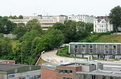 Blick über die Grosse Elbstrasse zum Elbberg, Rainvilleterrasse.  Hinter dem Bürogebäude mit dem grünen Dach führen die Gleise der Hafenbahn in den Schellfischtunnel, der den Altonaer Hafen mit dem Gleisnetz am Altonaer Bahnhof verbindet. Auf dem Elb