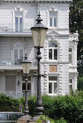 Historische Lampen an der Elbtreppe der Rainvilleterrasse. Schmiedeeiserne Laternen - im Hintergrund die weisse Fassade eine mehrstöckigen historischen Wohnhauses.