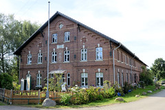 Neuengamme  ist ein Hamburger Stadtteil im Elbmarsch-Gebiet der Vierlande im Bezirk Bergedorf. Wohnwirtschaftsgebäude am Neuengammer Hausdeich; das 1890 errichtete Gebäude steht unter Denkmalschutz.