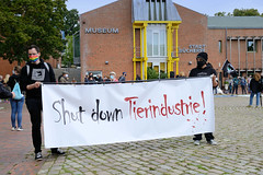 TierschützerInnen demonstrieren am 29.08.20 in Kellinghusen gegen die Fleischindustrie.