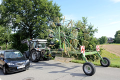 Neuengamme  ist ein Hamburger Stadtteil im Elbmarsch-Gebiet der Vierlande im Bezirk Bergedorf. Straßenverkehr auf dem Neuengammer Hausdeich, Trecker mit Heuwender.