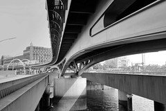 Fotos aus dem Hamburger Stadtteil Neustadt, Bezirk Hamburg Mitte; Hochbahnbrücke über den Binnenhafen / Alsterfleet.