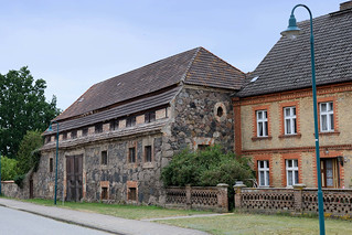 Vierraden war eine Kleinstadt mit etwa 1000 Einwohnern im Nordosten Brandenburgs; 2003 wurde sie in die Stadt Schwedt, Oder eingemeindet.