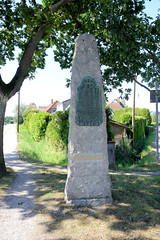 Fotos aus dem Hamburger Stadtteil Ochensenwerder, Bezirk Bergedorf. Gedenkstein zum Anschluss an Hamburg; das Denkmal wurde 1898 aufgestellt.