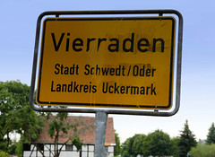 Vierraden war eine Kleinstadt mit etwa 1000 Einwohnern im Nordosten Brandenburgs; 2003 wurde sie in die Stadt Schwedt, Oder eingemeindet.