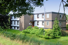 Neuengamme  ist ein Hamburger Stadtteil im Elbmarsch-Gebiet der Vierlande im Bezirk Bergedorf. Kubische Architektur - einstöckiger Wohnblock  am Schipperstegel.