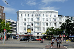 Bilder aus dem Hamburger Stadtteil St. Georg, Bezirk Mitte. Historisches Etagenhaus am Steindamm, errichtet 1875 - Architekten Hallier & Fitschen.