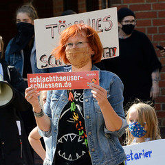 TierschützerInnen demonstrieren am 29.08.20 in Kellinghusen gegen die Fleischindustrie.