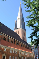 Fotos aus der Hamburger Innenstadt, City; Stadtteil Altstadt - Bezirk Mitte. Sankt Jacobikirche - Blick vom Jacobikirchhof.