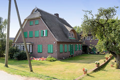 Fotos aus dem Hamburger Stadtteil Reitbrook, Bezirk Bergedorf. Wohnwirtschaftsgebäude am Vorderdeich; das denkmalgeschützte Haus wurde 1943 errichtet, Architekt Bruno Wieck.