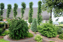 Neuengamme  ist ein Hamburger Stadtteil im Elbmarsch-Gebiet der Vierlande im Bezirk Bergedorf. Reetgedecktes Wohngebäude am Neuengammer Hausdeich, gestutzte Linden.