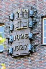 Fotos aus dem Hamburger Stadtteil Hohenfelde, Bezirk Hamburg-Nord. Hamburg Wappen mit Jahreszahl 1926 / 27 - Baujahr der Berufsschule Angerstraße, Architekt Fritz Schumacher.