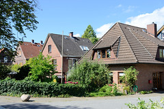 Fotos aus dem Hamburger Stadtteil Ochensenwerder, Bezirk Bergedorf.  Wohnhäuser, Bachsteinarchitektur vor Vorgarten im Elversweg.