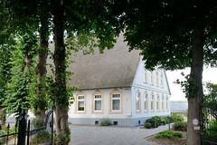 Neuengamme  ist ein Hamburger Stadtteil im Elbmarsch-Gebiet der Vierlande im Bezirk Bergedorf.  Reetgedecktes Wohngebäude am Neuengammer Hausdeich.