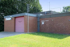 Fotos aus dem Hamburger Stadtteil Reitbrook, Bezirk Bergedorf. Flachdachgebäude der Freiwilligen Feuerwehr Reitbrooks.