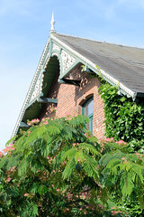 Neuengamme  ist ein Hamburger Stadtteil im Elbmarsch-Gebiet der Vierlande im Bezirk Bergedorf. Geschnitzter Hausgiebel, Ziergiebel - Wohnhaus im Neuengammer Hausdeich.