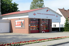 Neuengamme  ist ein Hamburger Stadtteil im Elbmarsch-Gebiet der Vierlande im Bezirk Bergedorf. Gebäude der Freiwilligen Feuerwehr, rotweisse Begonien am Straßenrand.