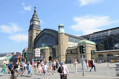 Bilder aus dem Hamburger Stadtteil St. Georg, Bezirk Mitte. Blick über den Glockengießerwall zum Eingang des Empfangsgebäudes vom Hamburger Hauptbahnhof.