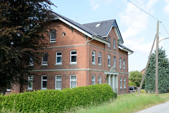 Fotos aus dem Hamburger Stadtteil Reitbrook, Bezirk Bergedorf. Denkmalgeschütztes Wohnwirtschaftsgebäude am Vorderdeich - errichtet um 1905.