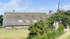 Fotos aus dem Hamburger Stadtteil Reitbrook, Bezirk Bergedorf. Wohnwirtschaftsgebäude mit Fachwerk und Reetdach - re. die Reitbrooker Mühle.