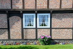 Neuengamme  ist ein Hamburger Stadtteil im Elbmarsch-Gebiet der Vierlande im Bezirk Bergedorf. Alte Kate - Fachwerkgebäude mit Reetdach am Neuengammer Hausdeich; das 1636 errichtete Wohnhaus steht unter Denkmalschutz.