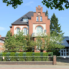 Fotos aus dem Hamburger Stadtteil Borgfelde, Bezirk Hamburg Mitte; Villa / Stiftsgebäude an der Bürgerweide.